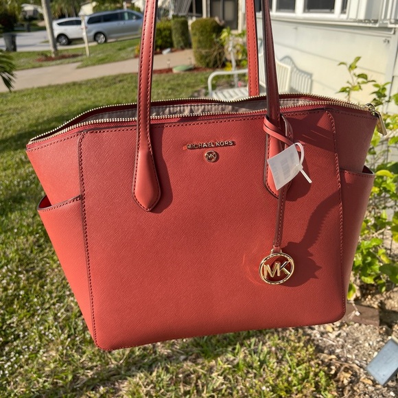 Michael Kors Tote with Structured Shape and Gold Hardware - Picture 3 of 15